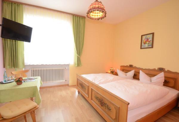 Gasthof Zur Post Hotel Und Parkplatz Vohenstrauss Exterior photo